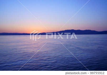 黎明前從渡口看到淡路島的影子 99755912
