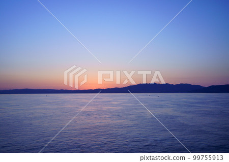 黎明前從渡口看到淡路島的影子 99755913