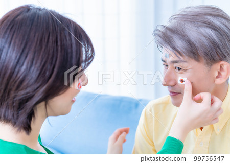 A parent and child sticking face stickers to support the Japan national team A parent and child sticking face stickers to support the Japan national team 99756547