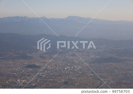 冬季的日本本州，航拍，花捲機場與日航JAL一起飛~大阪伊丹機場，東北雪山，北阿爾卑斯山，佐渡島 99756703