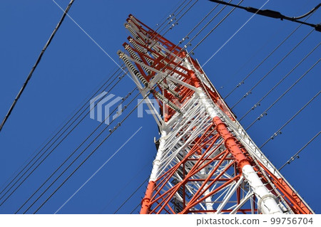 一座美麗的鋼塔,紅白對比鮮明,在藍天的襯托下熠熠生輝 一座美麗的鋼塔,紅白對比鮮明,在藍天的襯托下熠熠生輝 99756704