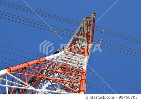 與紅色和白色鋼塔和電線的美麗的天空 與紅色和白色鋼塔和電線的美麗的天空 99756705