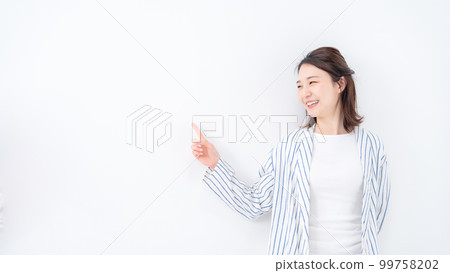 女性手指指向 99758202