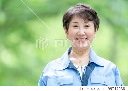 穿著工作服的女人新鮮綠色 99759688