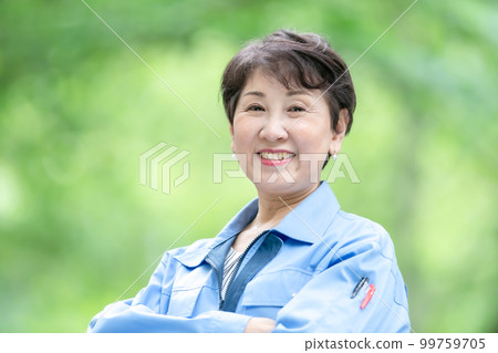 穿著工作服的女人新鮮綠色 穿著工作服的女人新鮮綠色 99759705