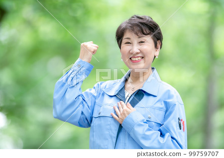 穿著工作服的女人新鮮綠色 穿著工作服的女人新鮮綠色 99759707