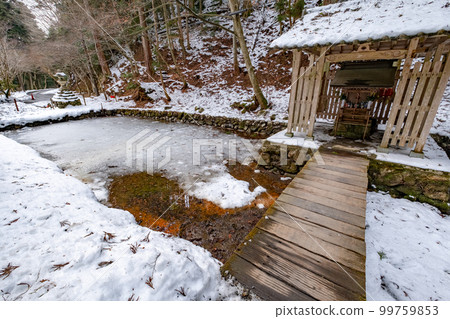 殘雪中的比叡山延歷寺橫河龍外池辨財天神社 殘雪中的比叡山延歷寺橫河龍外池辨財天神社 99759853