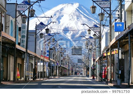 富士吉田市本町商店街和富士山 富士吉田市本町商店街和富士山 99761750