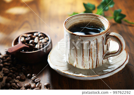 陽光下的咖啡 陽光下的咖啡 99762292