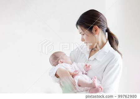 Baby crying 99762980