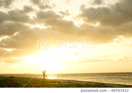 海灘擁抱情侶剪影 99763422
