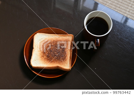 烤吐司和黑咖啡（榻榻米背景） 99763442