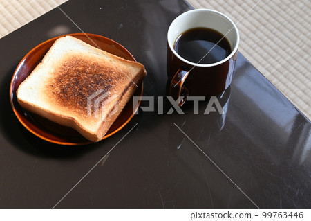 烤吐司和黑咖啡(榻榻米背景) 烤吐司和黑咖啡(榻榻米背景) 99763446