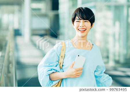 一個休閒的女商人。 99763495