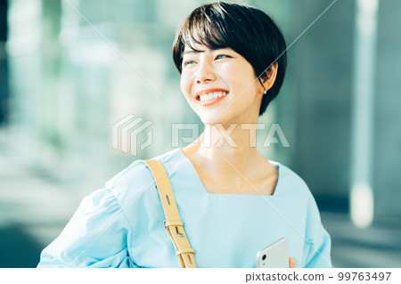 一個休閒的女商人。 99763497