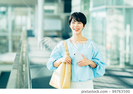 一個休閒的女商人。 99763500