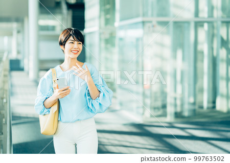 一個休閒的女商人。 一個休閒的女商人。 99763502