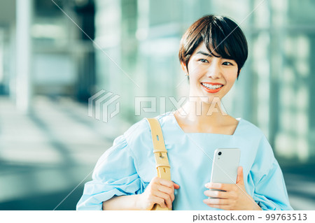 一個休閒的女商人。 99763513