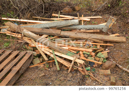 Construction waste on the roof of the house under construction 99765256