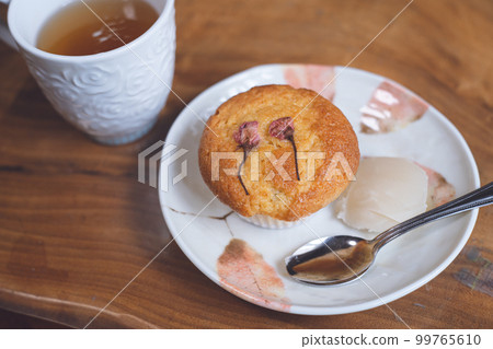 Spring Salted cherry blossoms and white bean paste muffins Japanese and Western handmade snacks 99765610