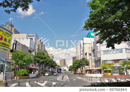 陽光明媚的日子裡，盛岡市的街道 Morioka Ekimae-dori 和 Kaiunbashi 橋 99766864