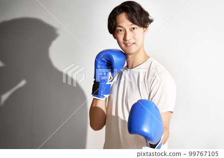 戴著拳擊手套擺出戰鬥姿勢的年輕人 99767105