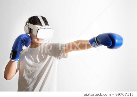 一個戴著 VR 護目鏡和拳擊的男人 99767115