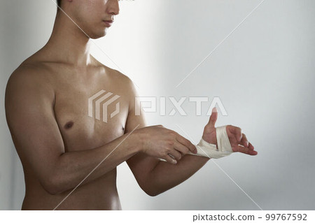 手上纏著繃帶的年輕人拳擊訓練形象 99767592