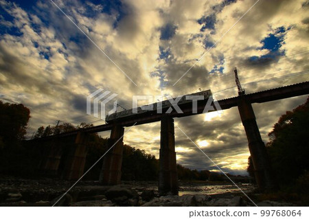 近州秩父道路...“秋葉中的長瀞荒川橋”秩父鐵道7800系列列車 99768064