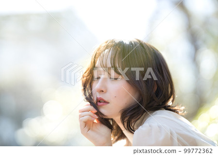 半長發年輕女子 99772362