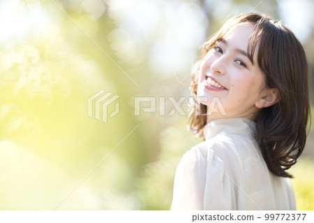 A young woman with semi-long hair 99772377