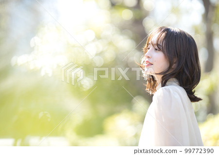 A young woman with semi-long hair 99772390