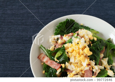 Petit vert and bacon mimosa salad (home-cooked) 99772646