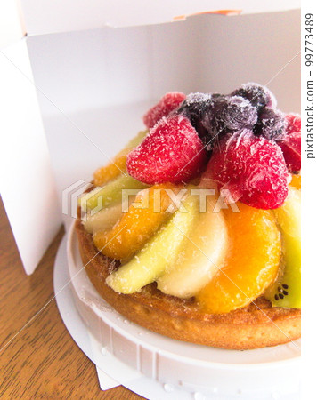 Dessert whole cake fruit tart Dessert whole cake fruit tart 99773489