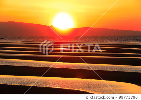 [Oita Prefecture] Sunset at Matama Beach on a spectacular day 99773796