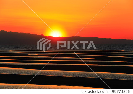 [Oita Prefecture] Sunset at Matama Beach on a spectacular day 99773806