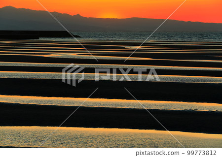 [Oita Prefecture] Sunset at Matama Beach on a spectacular day 99773812