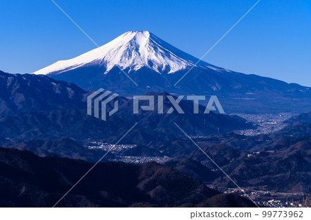 從富士山看到的山脈和富士山的壯麗景色 從富士山看到的山脈和富士山的壯麗景色 99773962