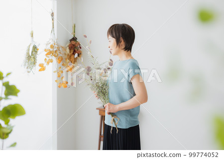 Middle-aged women lifestyle Middle-aged women lifestyle 99774052