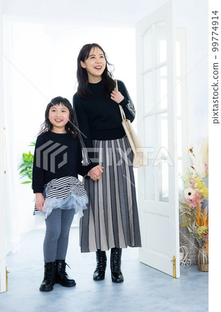 父母和孩子外出 99774914