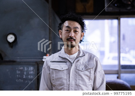 在工廠等工作的中年男子形象 正面 在工廠等工作的中年男子形象 正面 99775195