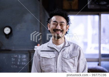 在工廠等工作的中年男子形象 正面 在工廠等工作的中年男子形象 正面 99775196
