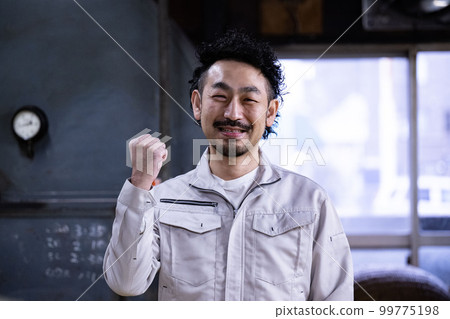 在工廠等工作的中年男子形象 正面 在工廠等工作的中年男子形象 正面 99775198