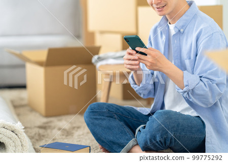 Moving Transfer Packing Smartphone Male Living Lifestyle Moving Transfer Packing Smartphone Male Living Lifestyle 99775292