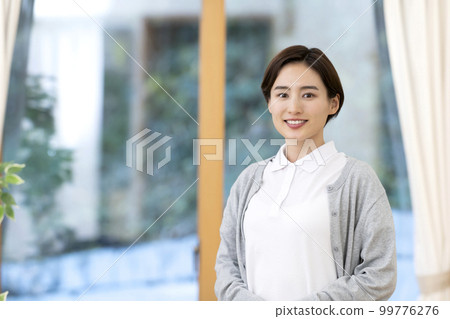 年輕女護士,家訪護理,家庭護理 年輕女護士,家訪護理,家庭護理 99776276