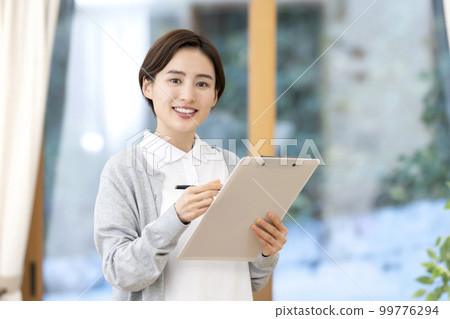 Young female nurse, home-visit nursing, home care Young female nurse, home-visit nursing, home care 99776294