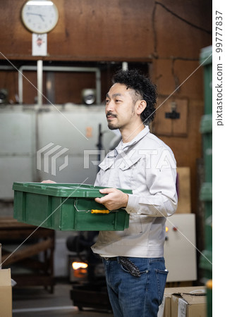 背著行李的工人圖片 背著行李的工人圖片 99777837