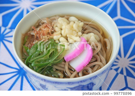 加蔥、魚糕、煎蛋和鰹魚片的蕎麥麵 加蔥、魚糕、煎蛋和鰹魚片的蕎麥麵 99778896