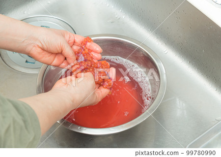 [To make salmon roe marinated in soy sauce, put raw salmon roe in lukewarm water with salt] 99780990