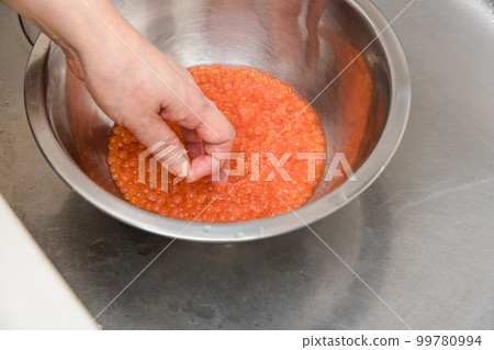 [Remove the rinsed raw salmon roe to make soy sauce marinated salmon roe] 99780994